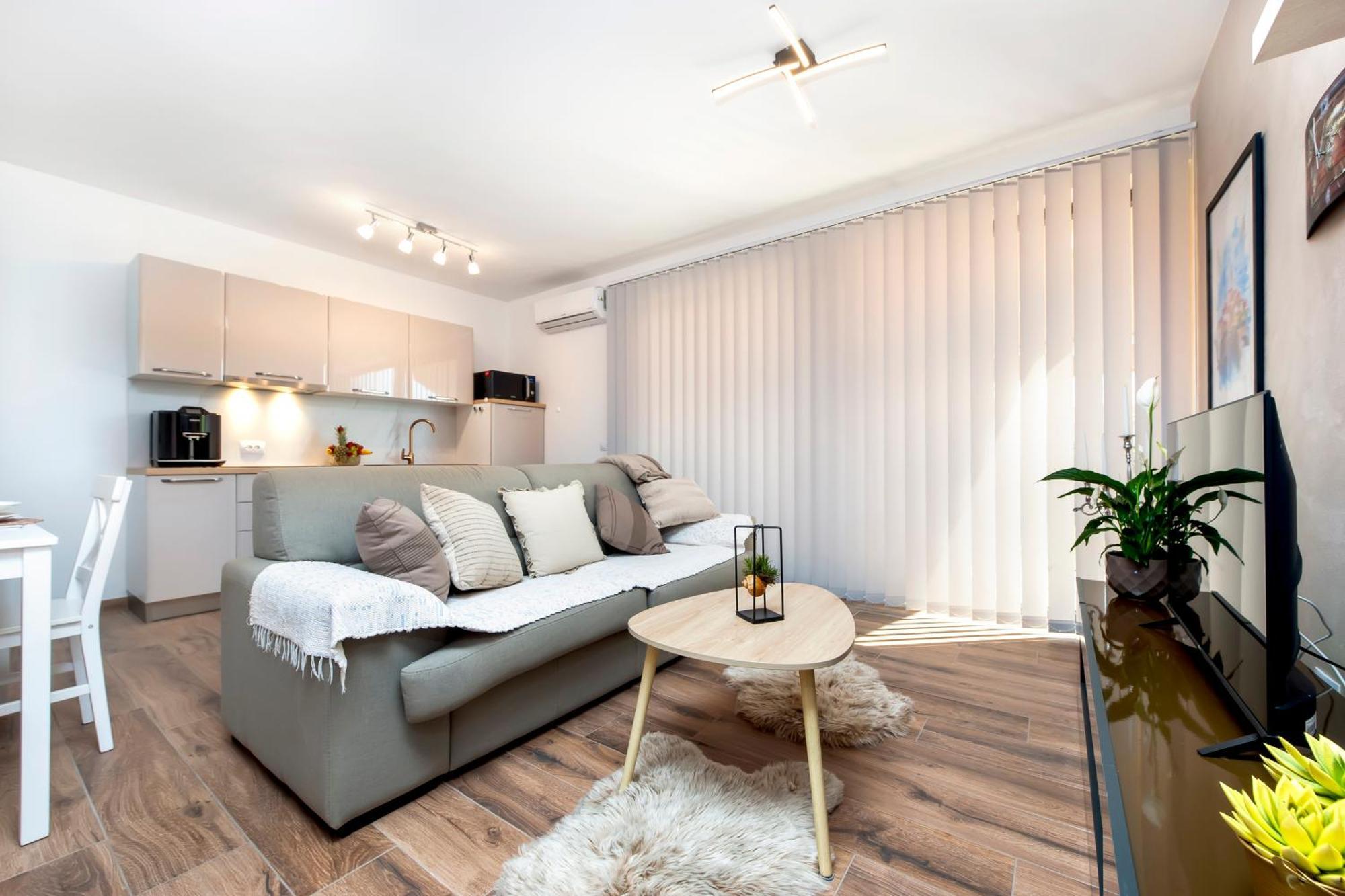 Apartament Lorena *